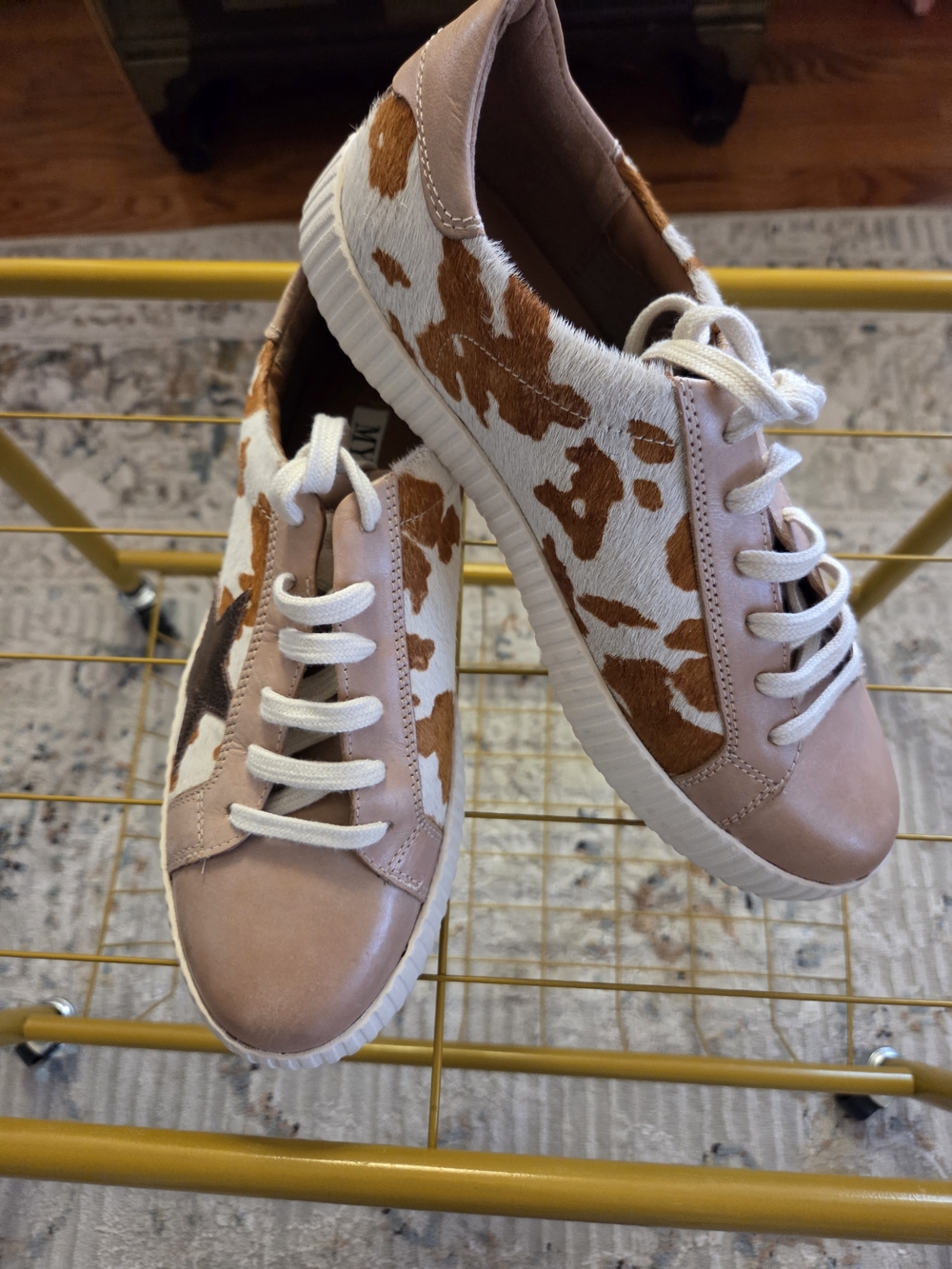 Myra Women’s White Tan Suede Fur Cowhide Pattern Lace-Up Sneakers Side Star Sz 9
